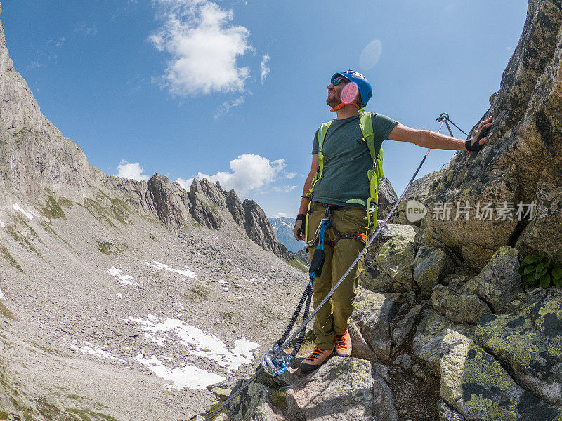 在瑞士阿尔卑斯山的Via ferrata上，一名男子正在攀登